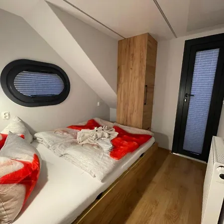 Hausboot Lore Botel Duisburg