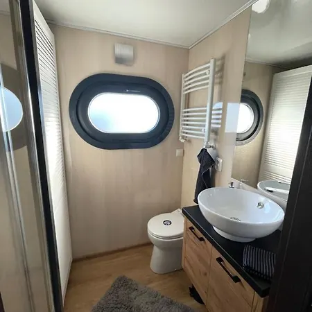 Ботель Hausboot Lore