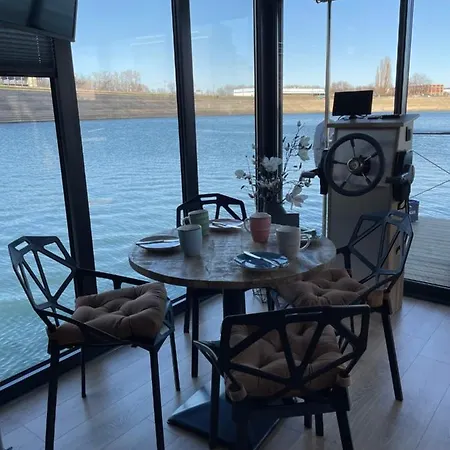 Hausboot Lore Дуйсбург