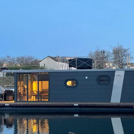 Botel Hausboot Lore Duisburg