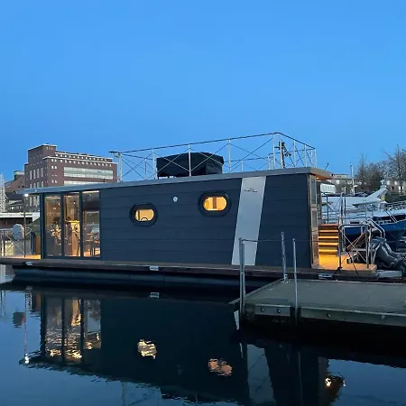 Hausboot Lore Дуйсбург