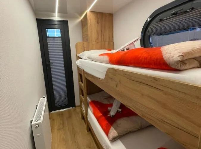 Hausboot Lore بوتيل *